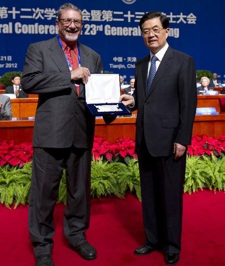 Chinese President Hu Jintao (R) presents award to an attendee during the opening ceremony of the 12th General Conference and 23rd General Meeting of the Academy of Science for the Developing World (TWAS) in Tianjin, North China, September 18, 2012. Photo: Xinhua
