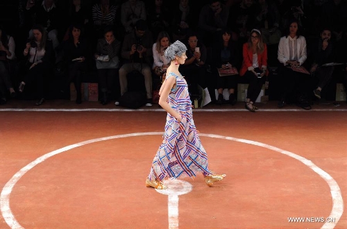 A model presents a creation of Ronaldo Fraga during Sao Paulo Fashion Week in Sao Paulo, Brazil, March 19, 2013. The Sao Paulo Fashion Week Summer 2013/14 started here on Monday and will last for five days. (Xinhua/Weng Xinyang) 