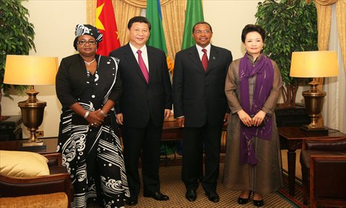 Chinese President Xi Jinping and his wife Peng Liyuan pose for photos with Tanzanian President Jakaya Mrisho Kikwete and his wife Salma Kikwete on March 24 during a state visit to Tanzania. Photo: ifeng.com