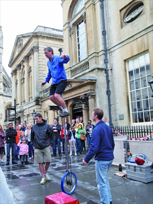 Right inset: People gather around street performers. Photo: CFP
