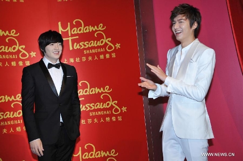 South Korean actor Lee Min-ho attends a ceremony to unveil his wax figure at the Madame Tussauds in Shanghai, east China, April 19, 2013. (Xinhua) 