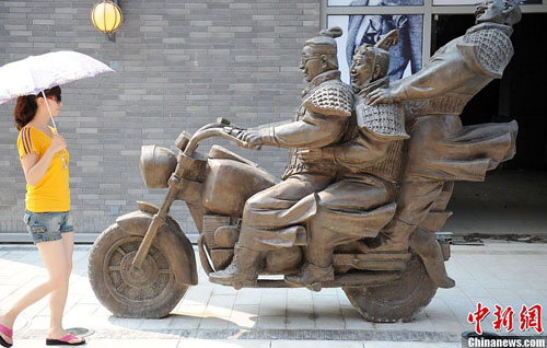 A set of stylish terracotta warrior statues was unveiled in Xi'an, northwest China's Shaanxi Province, on July 6, 2012. Photo: chinanews.com
