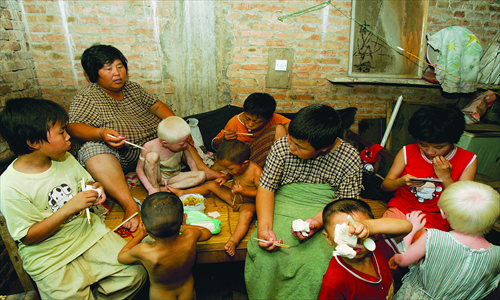 A file photo taken on July 21, 2006, shows Yuan having dinner with children she adopted. Photo: CFP