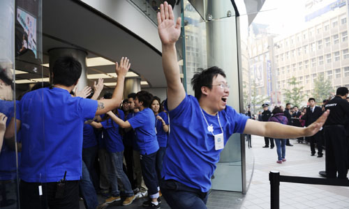 A new Apple store opened in Beijing's Wangfujing shopping district on October 20, which is the company's largest retail store in Asia. Photo: Global Times/Li Hao