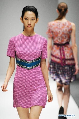 Models present creations by Singaporean designer Ong Shunmugam during the Audi Fashion Festival held in Singapore's Marina Bay, May 18, 2013. (Xinhua/Then Chih Wey) 