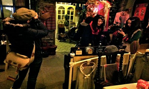 Customers shop at the Zhonggu Flea Market. Photo: Courtesy of the market