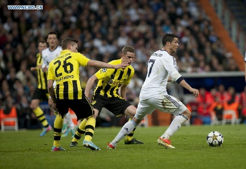 Real Madrid's Cristiano Ronaldo (1st, R) controls the ball during the UEFA Champions League semi-final second leg football match against Borussian Dortmund in Madrid, capital of Spain, April 30, 2013. Borussia Dortmund qualified for the Champions League final, beating Real Madrid 4-3 on aggregate despite a 2-0 loss Tuesday. (Xinhua/Xie Haining) 