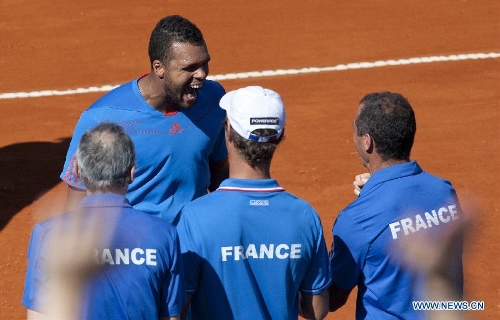 France's Jo-Wilfried Tsonga (Back) celebrates with his teammates after the Davis Cup's quarter final match against Carlos Berlocq of Argentina at Mary Teran de Weiss Stadium in Buenos Aires, capital of Argentina, on April 5, 2013. Jo-Wilfried Tsonga won the match. (Xinhua/Martin Zabala)  
