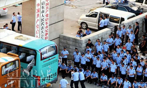 A protester in Qidong, Jiangsu Province, clashed with the police during a demonstration there against the construction of an industrial waste pipeline of the Japan-based Oji Paper Group on July 28, 2012. Photo: Cai Xianmin/GT