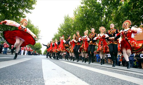 Folk dancers perform Thursday on Mudanjiang Road in Baoshan district. More than 300 folk artists from 14 countries performed for an audience of 20,000 people on the 1-kilometer road. The performance was the first of 200 events held for the Shanghai Baoshan Folk Arts Festival, which runs until Tuesday. Photo: Yang Hui/GT