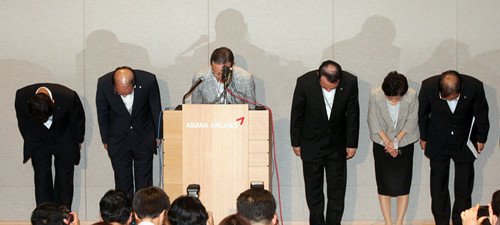 Yoon Young-doo, CEO of Asiana Airlines, offers apologies at a press conference on Sunday. Photo: CFP