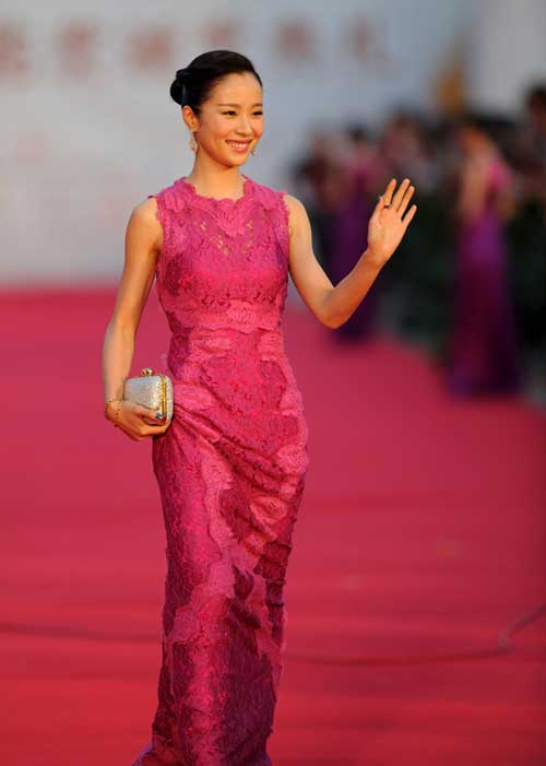 Actress Jiang Yiyan walks on the red carpet to attend the Award Ceremony of the 21st China Golden Rooster & Hundred Flowers Film Festival in Shaoxing City, east China's Zhejiang Province, Sept. 29, 2012. The festival, the largest film awards event in China, will close on Saturday night. Photo: Xinhua