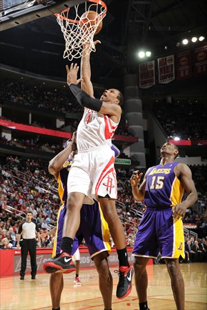 Greg Smith (left) of the Houston Rockets goes to the basket against Metta World Peace of the Los Angeles Lakers. Photo: CFP