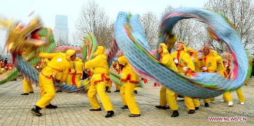 &nbsp;Performers play the dragon dance in Zhengzhou, capital of central China's Henan Province, Feb. 16, 2011. Folk performances are usually held from the 13th day of the first lunar month to celebrate the Spring Festival or Chinese Lunar New Year in central China region. Chinese people who live in the central China region have formed various traditions to celebrate the Chinese Lunar New Year. (Xinhua/Wang Song) 