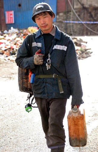 A miner prepares to participate in rescue operation outside the coalmine in which a coal and gas outburst has left two people dead at the Jinjia Coal Mine under the Panjiang Investment Holding Group in Liupanshui City, southwest China's Guizhou Province, Jan. 20, 2013. Rescuers have been working for 42 hours until 1 p.m. on Jan. 20, but they failed to find the trapped miners. (Xinhua/Yang Ying) 