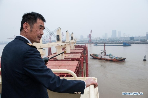 Wang Lianmiao gives docking commands as the Maple Star approaches the port of Zhangjiagang in east China's Jiangsu Province, April 24, 2013.(Xinhua/Li Mangmang) 