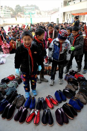 Students at a primary school in the isolated mountain region of Lishui, Zhejiang Province, on Thursday try to decide which pair of donated shoes and gloves they will choose. Most of the students' parents are migrant workers. Photo: CFP