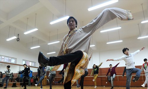 A Tibetan teacher shows his Han students how to dance in his ethnic cultural style at a vocational school in Chengdu, Sichuan Province. Photo: CFP