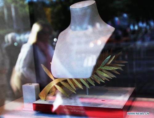 A model of the Golden Palm is seen in a shop of Chopard, a luxury jeweller in central Cannes May 17, 2013. More than one million US dollars worth of jewels due to be lent to movie stars at the Cannes film festival were stolen from a Novotel hotel room in the French Riviera town, a police source said. The jewels were in the safe of the room rented by an employee of Chopard, a luxury jeweller, the source said on condition of anonymity. (Xinhua/Gao Jing) 