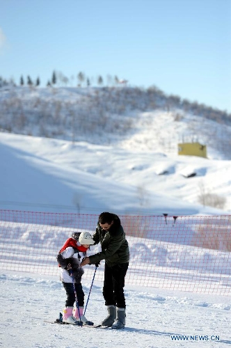 A child learns skiing at Jiangjunshan Ski Resort in Altay, northwest China's Xinjiang Autonomous Region, Jan. 31, 2013. Thanks to its snow and ice resources, Altay received 87,300 traveler trips from mid-October of 2012 to Jan. 22 this year with tourism revenues hitting 58.49 million yuan (9.4 million US dollars). (Xinhua/Sadat)