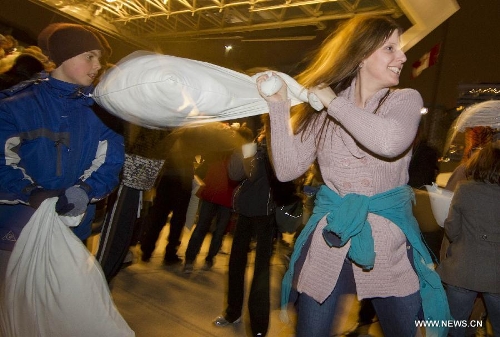People participate in the pillow fight at the Nathan Phillips Square in Toronto, Canada, April 6, 2013. (Xinhua/Zou Zheng) 