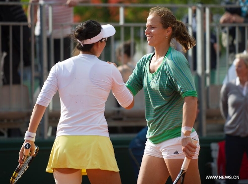 China's Zheng Saisai (L) and Varvara Lepchenko of the United States celebrate after the women's doubles second round match against Romania's Irina-Camelia Begu and Slovakia's Magdalena Rybarikova at the 2013 French Open tennis tournament in Paris, France, on June 1, 2013. Zheng Saisai and Varvara Lepchenko won 2-1. (Xinhua/Bai Xue)