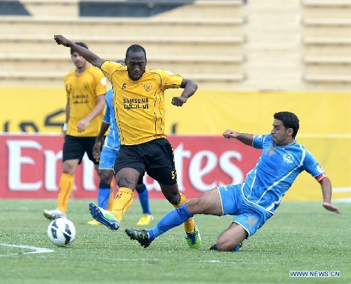  Brahima Kita (L) of Kuwait's Qadsia SC vies with Rami Samra (R) of Jordan's Ramtha SC during the AFC CUP 2013 Football match in Kuwait City, Kuwait, on April 30, 2013. The match ended in a draw 2-2. (Xinhua/Noufal Ibrahim) 
