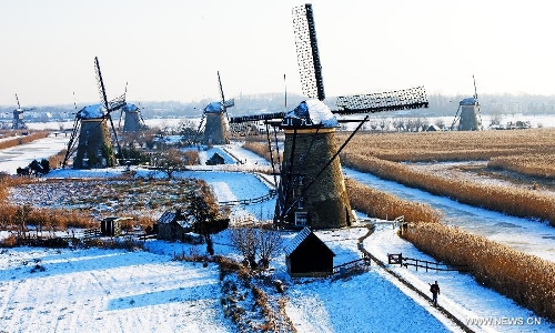  Windmills are seen after snowfall in Kinderdijk, west of the Netherlands, Jan. 16, 2013. The small town of Kinderdijk is known for its 19 well-preserved windmills which were built around 1740. Every year about 500,000 tourists visit Kinderdijk, a UNESCO World Heritage site since 1997. (Xinhua/Robin Utrecht) 