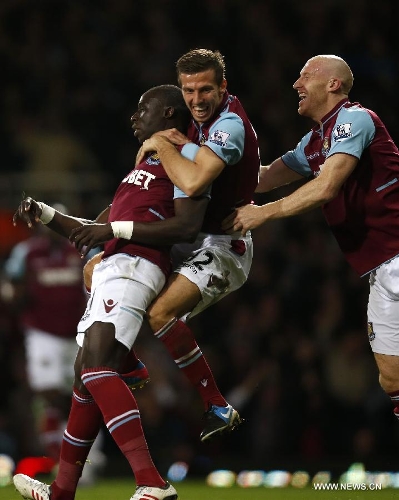 Mohamed Diame (L) of West Ham United celebrates scoring with his teammates Gary O'Neil (C) and James Collins during the Barclays Premier League match between West Ham United and Manchester United at Upton Park in London, Britain, on April 17, 2013. The match ended with a 2-2 draw. (Xinhua/Wang Lili) 