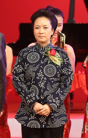 Peng Liyuan is seen wearing blue calico at the 2011 ceremony for the China Arts Award. Photo:CFP