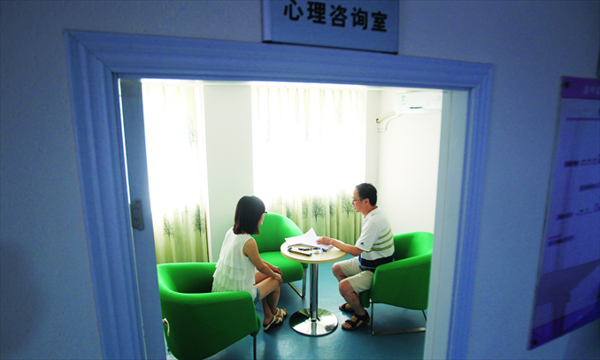 A college girl consults a psychiatrist in Chongqing on August 9, 2012. Photo: IC