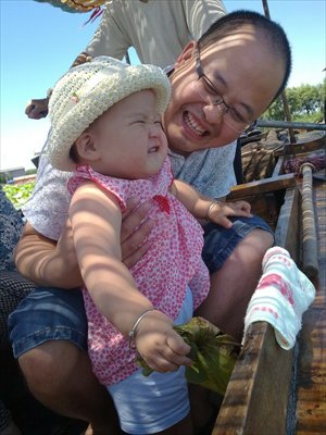 Zhang Zefeng smiles with his 1-year-old daughter Doudou. Photo: Courtesy of Zhang Zefeng