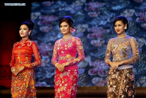 Models present traditional costumes during the Myanmar women's traditional culture and dressing style show at the National Theater in Yangon, Myanmar, June 29, 2013. The show was held here in commemoration of Myanmar Women's Day falling on July 3. (Xinhua/U Aung) 