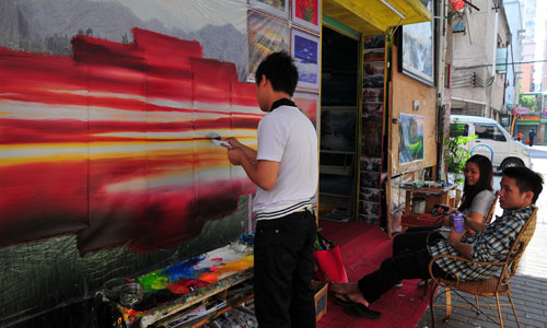 A painter works at a studio in Dafen Village. Photo: CFP 
