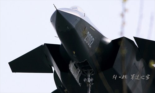 After several photos of a Chinese J-20 stealth fighter carrying a new type of air-to-air missiles leaked online, analysts speculated they were PL-10 or PL-13 model rockets, comparable to the US' latest AIM-9X. Photo: mil.huanqiu.com