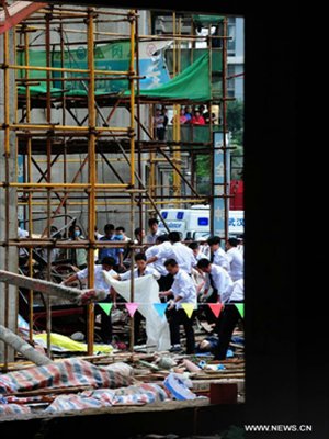 Photo taken on Sept 13, 2012 shows the accident site of a building under construction in central China's Hubei Province. Nine people were killed after a lift crashed from the 30th floor of the building Thursday. Photo: Xinhua 
