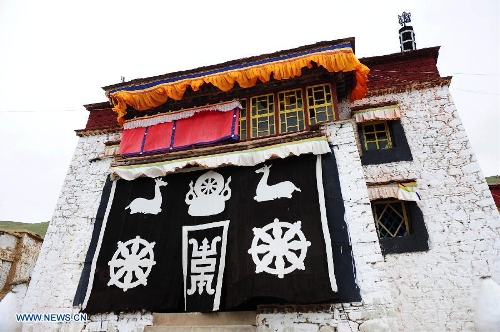 Photo taken on June 26, 2013 shows a view of the Naimu Temple in Zharen Town of Anduo County, southwest China's Tibet Autonomous Region. The Naimu Temple, built in 1840, belongs to the Gelugpa sect of the Tibetan Buddhism. (Xinhua/Liu Kun) 