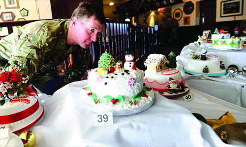 Major Kevin Ladner takes part in the judging of the 43 (Wessex) Brigade festive cake competition. The bakers behind these elegant cakes were revealed as burly members of the army. Recently, over 70 cakes baked by chefs from across the force were submitted for display and judging in a military version of the hit show, the Great British Bake Off. Photo: CFP