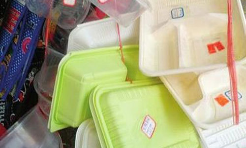 The undated photo shows the disposable foam plastic tableware sold in a store of Nanjing, east China's Jiangsu province. Photo: Chinanews.com