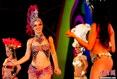Brazilian dancers dance the samba at the Happy Valley Carnival in Beijing, capital of China, June 29, 2013. The grand carnival, which kicked off on June 29, will run for 58 days until August 25. (Photo:Chinanews.com)