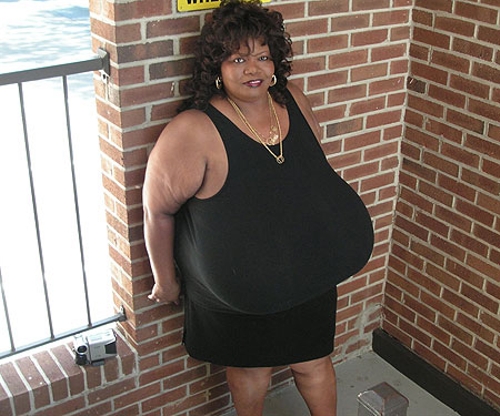 Annie Hawkins-Turner, originally from from Atlanta, Georgia, boasts the world's largest natural breasts. Her gigantic size 102ZZZ assets weigh nearly 85lbs, each heavier than the average four-year-old child. (Photo Source: huanqiu.com)