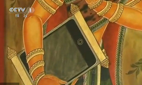 A mural depicts a man carrying an iPad (just as they did 700 years ago) at the Wat Sampa Siw temple, Thailand. Photos: screen shot of CCTV