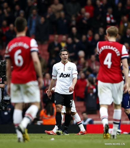&nbsp;Robin van Persie (C) of Manchester United walks towards Per Mertesacker (R) and Laurent Koscielny of Arsenal after the Barclays Premier League match between Arsenal and Manchester United at the Emirates Stadium in London, Britain on April 28, 2013. The match ended with a 1-1 draw. (Xinhua/Wang Lili)