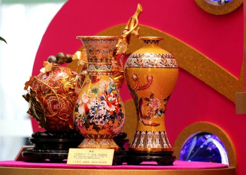 &nbsp;Photo taken on Jan. 22, 2013 shows the cloisonne vases made by Artist Zhang Tonglu during an exhibition in south China's Hong Kong. An exhibition of Zhang Tonglu's cloisonne art works was held here on Tuesday, showing 22 pieces of cloisonne works. (Xinhua/Li Peng) 