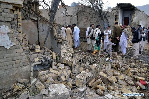 Residents gather at the blast site in southwest Pakistan's Quetta, April 24, 2013. At least four people were killed and 37 others injured on Tuesday night in a series of bomb blasts followed by a suicide attack in Pakistan's southwestern provincial capital of Quetta, local media reported. (Xinhua/Mohammad)