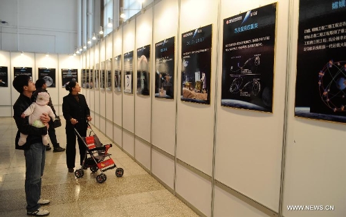 &nbsp;Visitor look at the China's Space Exhibition in Hebei Museum in Shijiazhuang, capital of north China's Hebei Province, April 1, 2013. The exhibition which will last till April 7 included the display of space carriers, rocket-launcher models of the Long March series, paintings and photos related to aerospace. (Xinhua/Wang Xiao)&nbsp; 