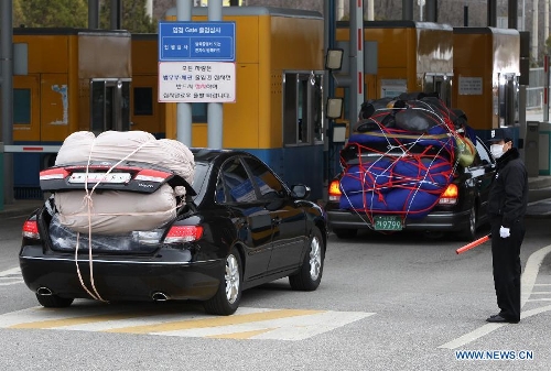 South Korean people returning from the Democratic People's Republic of Korea(DPRK)'s Kaesong industrial complex arrive at the Customs, Immigration and Quarantine (CIQ) office in the border city of Paju, Gyeonggi province of South Korea, April 11, 2013. The Kaesong industrial zone may cease to exist if the South Korean authority continues its confrontation policy, said a DPRK official on Thursday. (Xinhua/Park Jin-hee) 