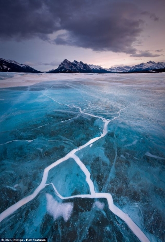 These stunning images show hundreds of frozen bubbles trapped below Canada's Abraham Lake. Located at the foot of the Rocky Mountains, the rare phenomenon occurs each winter in the man-made lake.&nbsp; (Source: chinanews.com)