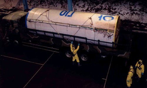 Picture released by South Korea's defense ministry shows South Korean officers checking the debris from a long-range rocket recently launched by the Democratic People's Republic of Korea (DPRK). After analyzing debris from the first stage of a long-range rocket recently launched by the DPRK, South Korea on December 23, 2012 claimed that the rocket launch was intended to develop intercontinental ballistic missile technology, according to the defense ministry in Seoul. Photo: Xinhua