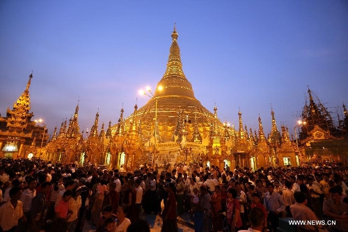 &nbsp; People gather on the first day of Myanmar new calendar year at the world-famous Shwedagon Pagoda in Yangon, Myanmar, April 17, 2013. On Myanmar new year's day, people in the country used to perform meritorious deeds and Buddhists, who account for the majority of the people, usually go to the pagodas, monasteries and meditation centers where they practice meditation. (Xinhua/U Aung)&nbsp; 
